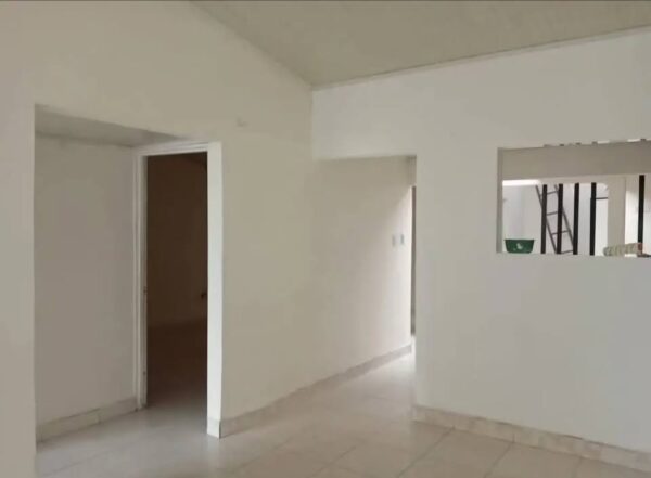 Casa para la venta AMPLIA, BARRIO BELLA VISTA!! Frente a la cancha, excelente ubicación!!💯💯 - Imagen 4