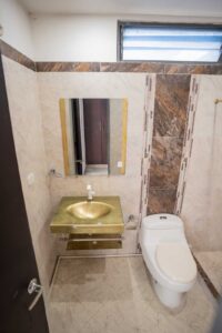 Baños de casa en venta ideal para flipping inmobiliario en Florencia.