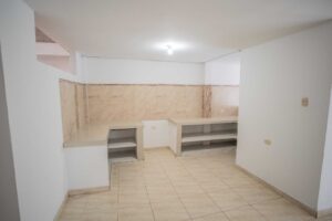 Cocina grande de casa en venta para flipping en Parques de la Amazonía.