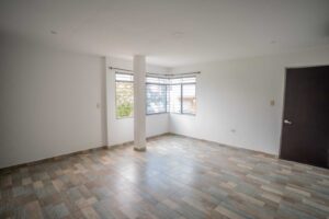 Habitación principal amplia para remodelar en propiedad de flipping en Florencia.