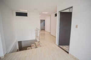 Segundo nivel de casa en Parques de la Amazonía para proyecto de flipping.