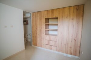 Habitación con clóset en madera del apartamento en venta en Bosques de Arazá Florencia