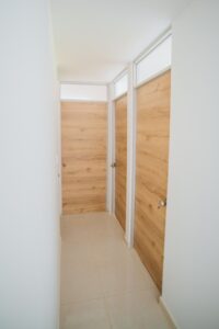 Pasillo del apartamento en venta en Florencia Caquetá con puertas en madera – Bosques de Arazá