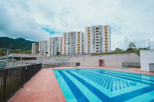 Zona social con piscina del conjunto Bosques de Arazá en Florencia Caquetá