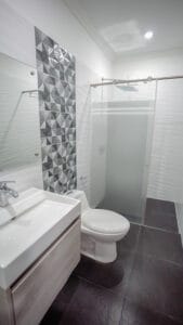 Diseño moderno y acabados de lujo en el baño social de la casa en venta en Portal del Mirador.