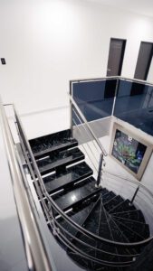 Escalera de mármol negro y diseño moderno en la casa de lujo en Florencia Caquetá.