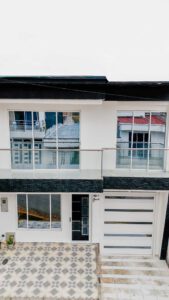 Fachada principal moderna de dos pisos de la casa de lujo en venta en Portal del Mirador.