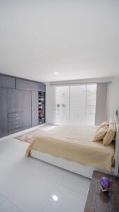 Habitación principal con amplio closet y gran iluminación en la casa de lujo en venta en Florencia.