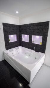 Jacuzzi y baño de lujo de la habitación principal en casa de lujo en venta en Portal del Mirador.