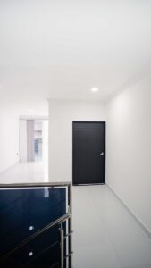 Pasillo interior y diseño minimalista en el segundo piso de la casa en Portal del Mirador.