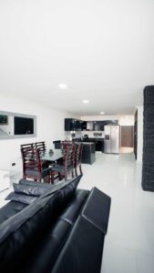 Amplia sala comedor integrada con la cocina en la casa de lujo en venta en Portal del Mirador.