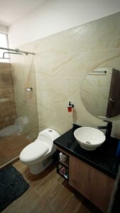 Baño principal moderno con acabados elegantes en casa en venta en Villas de San Pablo Florencia Caquetá