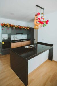 Cocina en mármol moderna y elegante de la casa en venta en Villas de San Pablo Florencia Caquetá