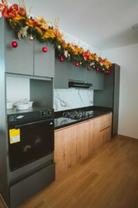 Cocina moderna con mesón en mármol en vivienda en venta en Villas de San Pablo Florencia Caquetá