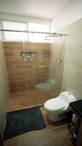 Baño social iluminado y con diseño contemporáneo en vivienda en venta en Villas de San Pablo Florencia Caquetá