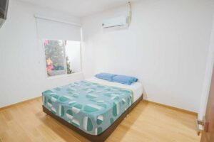 Dormitorio principal espacioso con excelente ventilación en casa disponible en Villas de San Pablo Florencia Caquetá