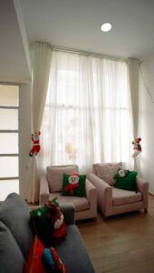 Sala amplia e iluminada con techos altos y ventana, integrada a los demás espacios en casa en venta en Villas de San Pablo Florencia Caquetá