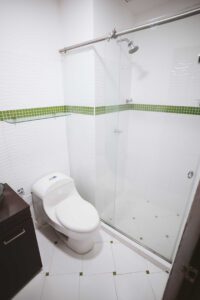 Baño privado de la habitación principal del apartamento en venta en Torres de Sión Florencia Caquetá
