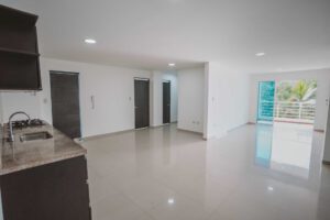 Cocina y sala integradas del apartamento en venta en Torres de Sión Florencia Caquetá