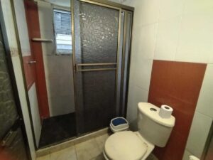 Baño funcional del apartamento en casa con 3 apartamentos en venta en Florencia Caquetá