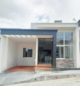 Casa nueva Florencia en Villas de San Pablo – fachada principal iluminada.