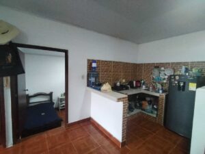 Sala amplia y bien iluminada del apartamento 1 en casa con 3 apartamentos en venta en Florencia Caquetá