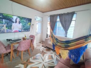 Sala cómoda y ventilada del apartamento 3 en casa con 3 apartamentos para renta en Florencia