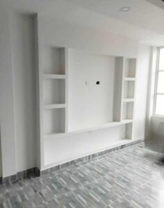 Sala amplia y moderna de casa nueva en Florencia CA, ubicada en Villas de San Pablo.