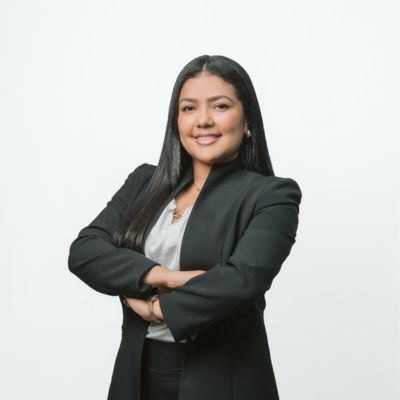 Janara Castro, Gerente Comercial de Asesorando Inmobiliaria en Florencia, experta en gestión de propiedades.