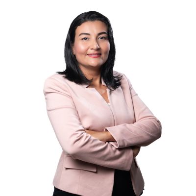 Claudia Hernández, asesora inmobiliaria en Florencia, experta en casas y fincas.