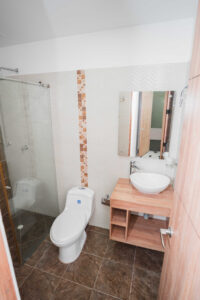 Bano moderno del apartamento en piso 8 en Torres de Baruc Florencia Caquetá