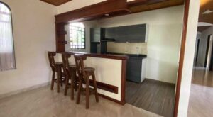 Barra de desayuno en cocina campestre de finca en Florencia Caquetá