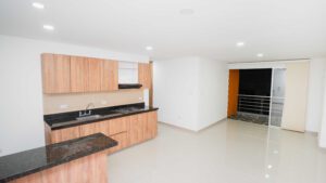 Cocina moderna con buena iluminacion en apartamento piso 8 Torres de Baruc