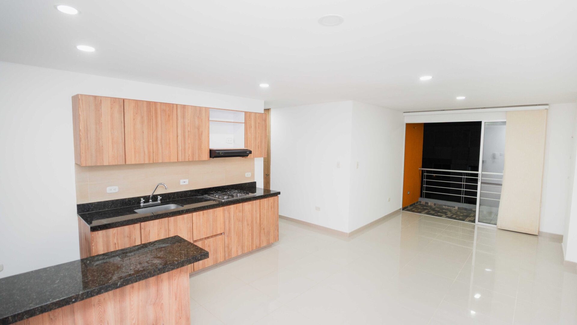 Cocina moderna con buena iluminacion en apartamento piso 8 Torres de Baruc