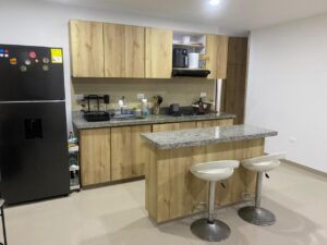 Sala comedor iluminada con acceso al balcón en apartamento primer piso Torres de Baruc Florencia