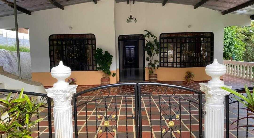 Finca campestre con tres casas y apartamento a minutos de Florencia Caquetá