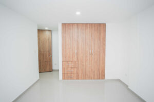 Habitacion secundaria iluminada en apartamento piso 8 Torres de Baruc Florencia