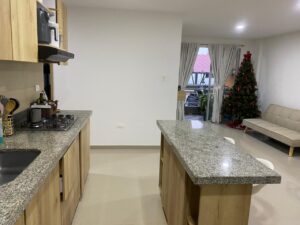 Cocina moderna con excelente iluminación en apartamento primer piso Torres de Baruc Florencia