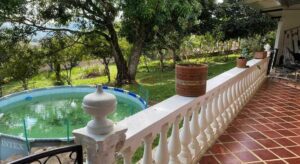 Corredor junto a la piscina en finca campestre con tres viviendas en Florencia Caquetá