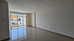 Sala comedor amplia con iluminación natural en Torres de Baruc