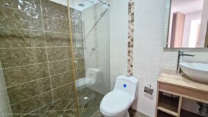Baño social con divisiones en vidrio Torres de Baruc
