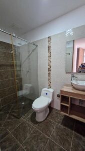 Baño privado habitación principal apartamento en Florencia