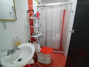 Casa barrio Abbas Florencia baño con excelentes acabados