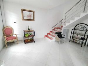 Casa barrio Abbas Florencia sala principal amplia y luminosa