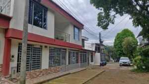 Casa barrio Abbas Florencia fachada principal de dos pisos