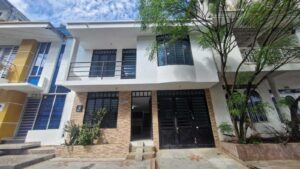 Casa barrio Altamira Florencia fachada principal y garaje