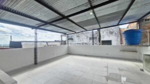 Casa barrio Altamira Florencia amplia terraza con alberca y zona de ropas