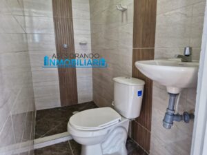 Baño con acabados de calidad en barrio los Andes Florencia