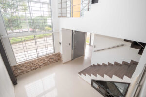 Diseño de escaleras interiores casa Parques de la Amazonía Florencia