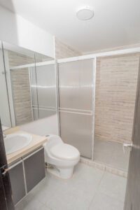 Baño moderno de casa en venta en Florencia Caquetá